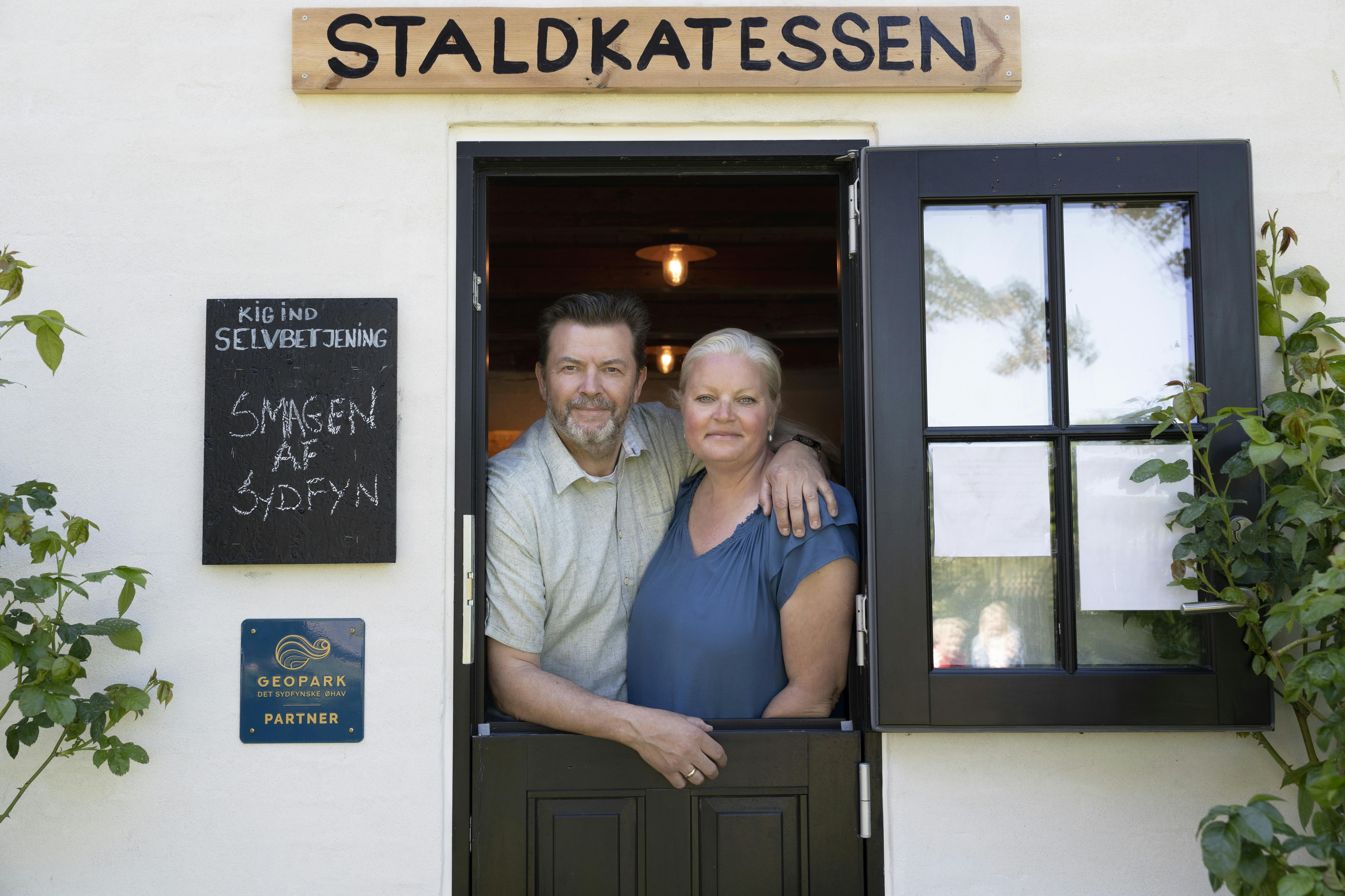 Annette Reimers Sønksen og Steen Dart i deres gårdbutik, Staldkatessen