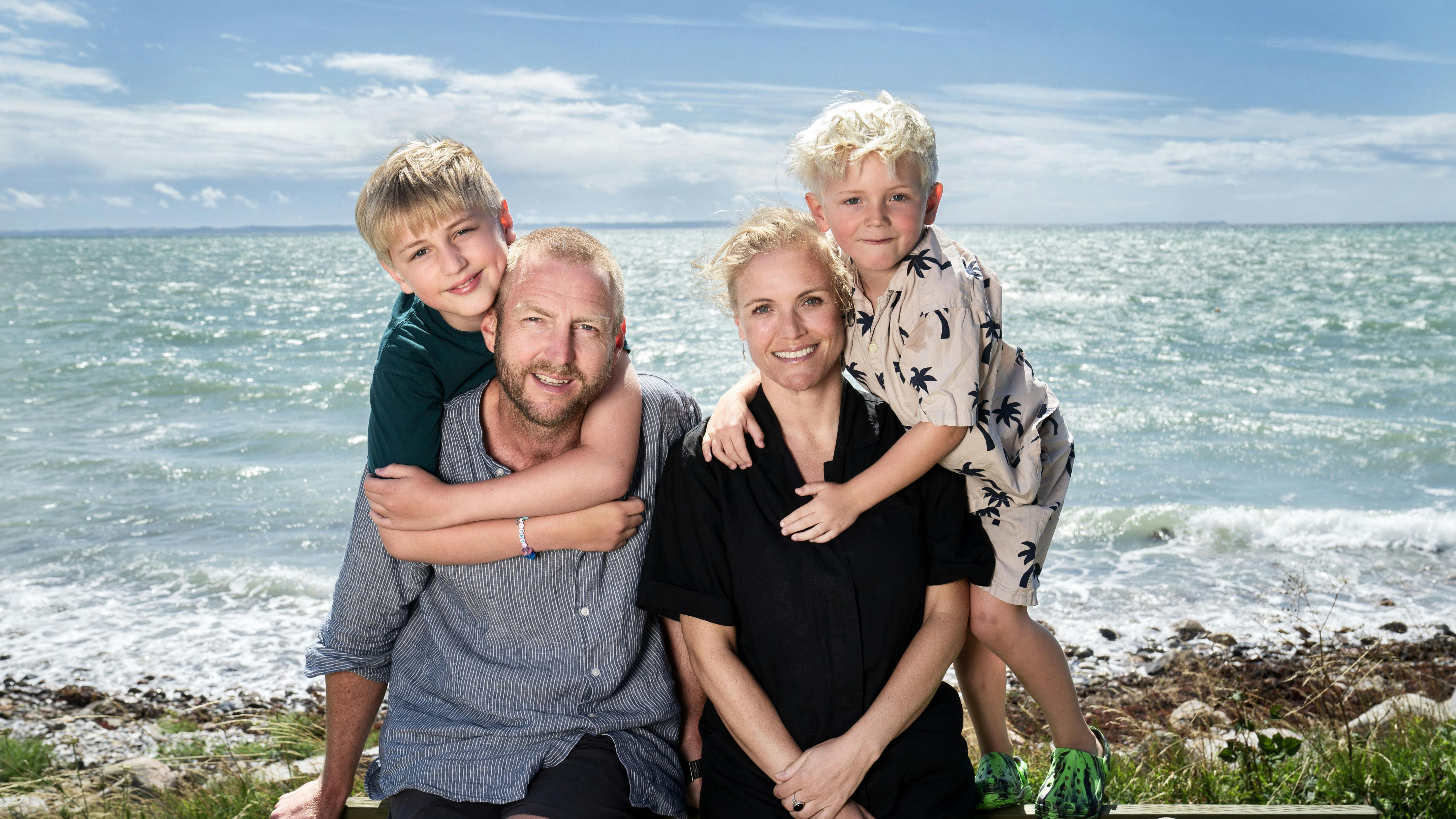 Instruktørerne bag dokumentarfilmen "Munken", Mira Jargil og Christian Sønderby Jepsen, med deres børn Alfred og Noor.