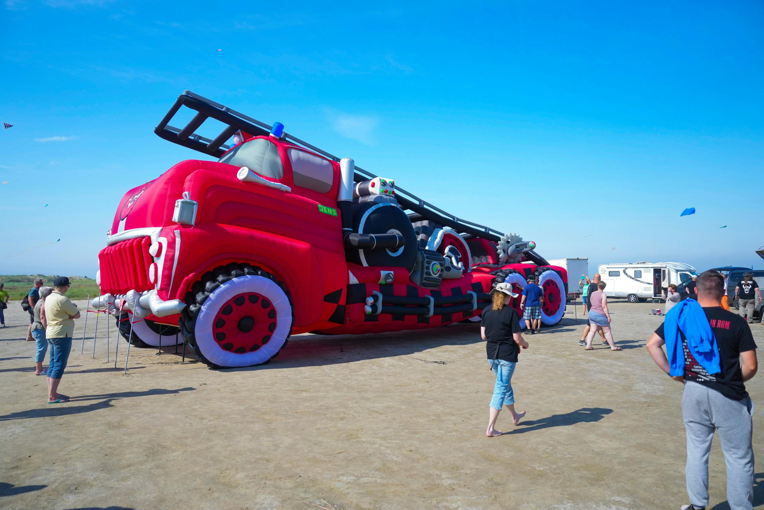 En drage i form af en brandbil til Fanø Dragefestival
