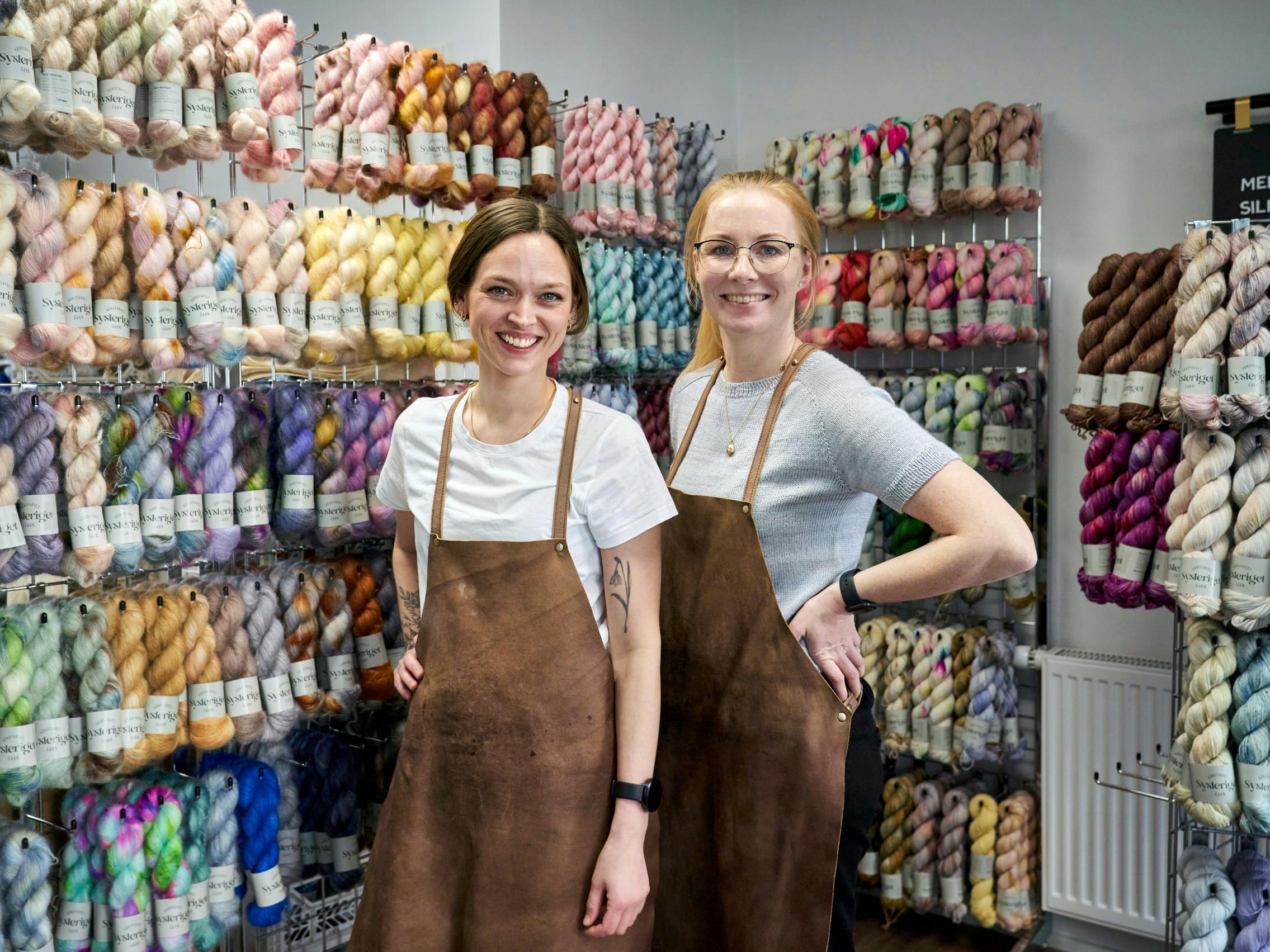Sammen med Sissel (t.v) driver Malene (t.h) Sysleriget, som har butik i Aarhus, men sælger håndfarvet garn til syv lande.