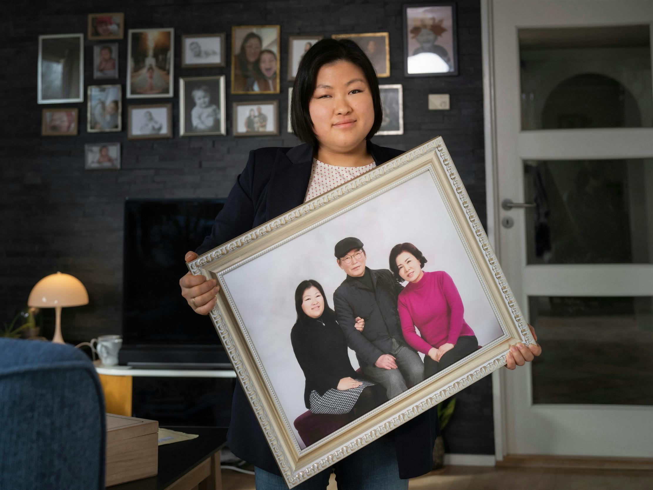 Mia Lee fik taget et billede sammen med sine biologiske forældre, Lee Chang og Jeong Chae, da hun mødte dem for første gang i sit liv sidste år i december.