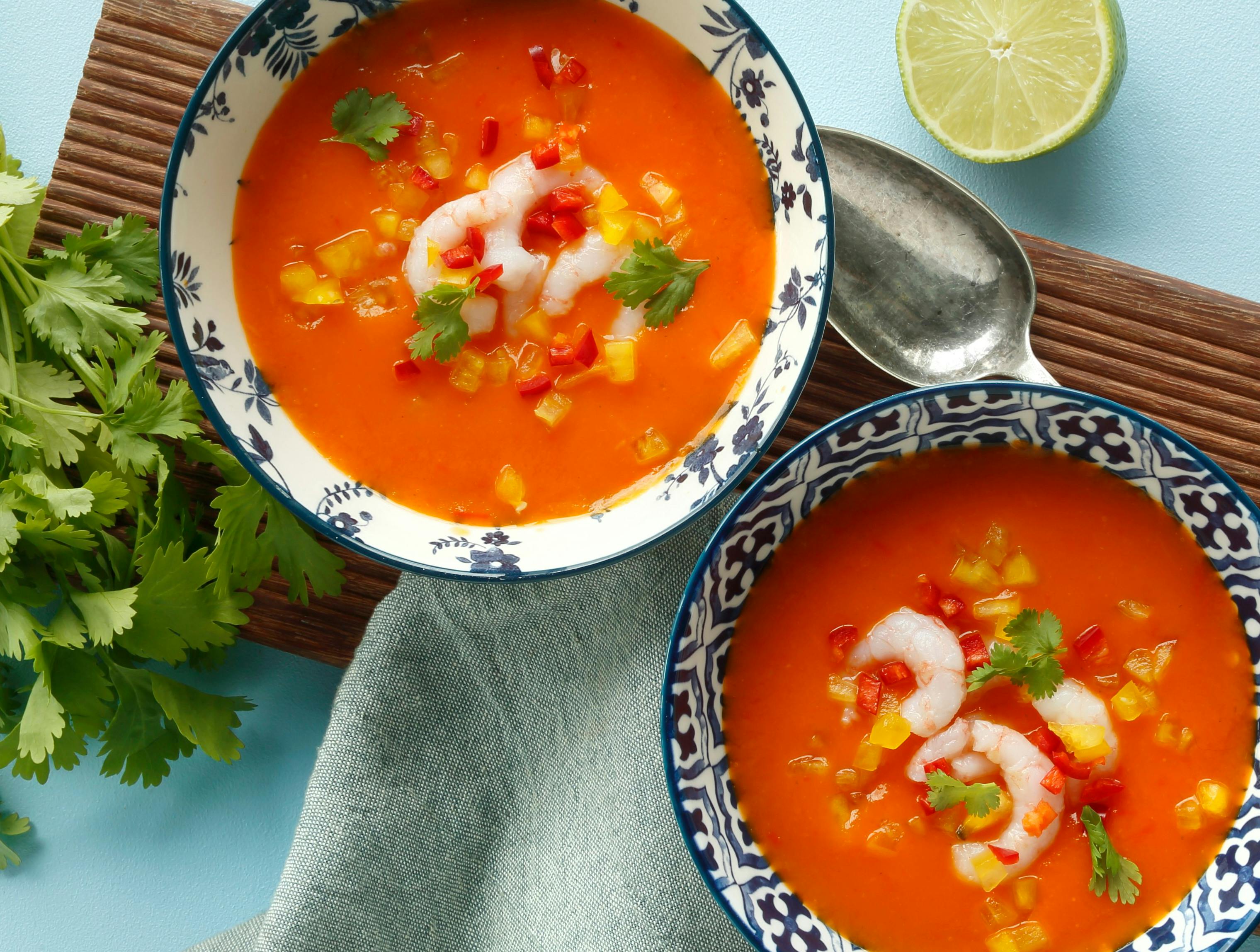 En smagfuld rød suppe med peberfrugt og rejer, der er skøn som hverdagsmad.