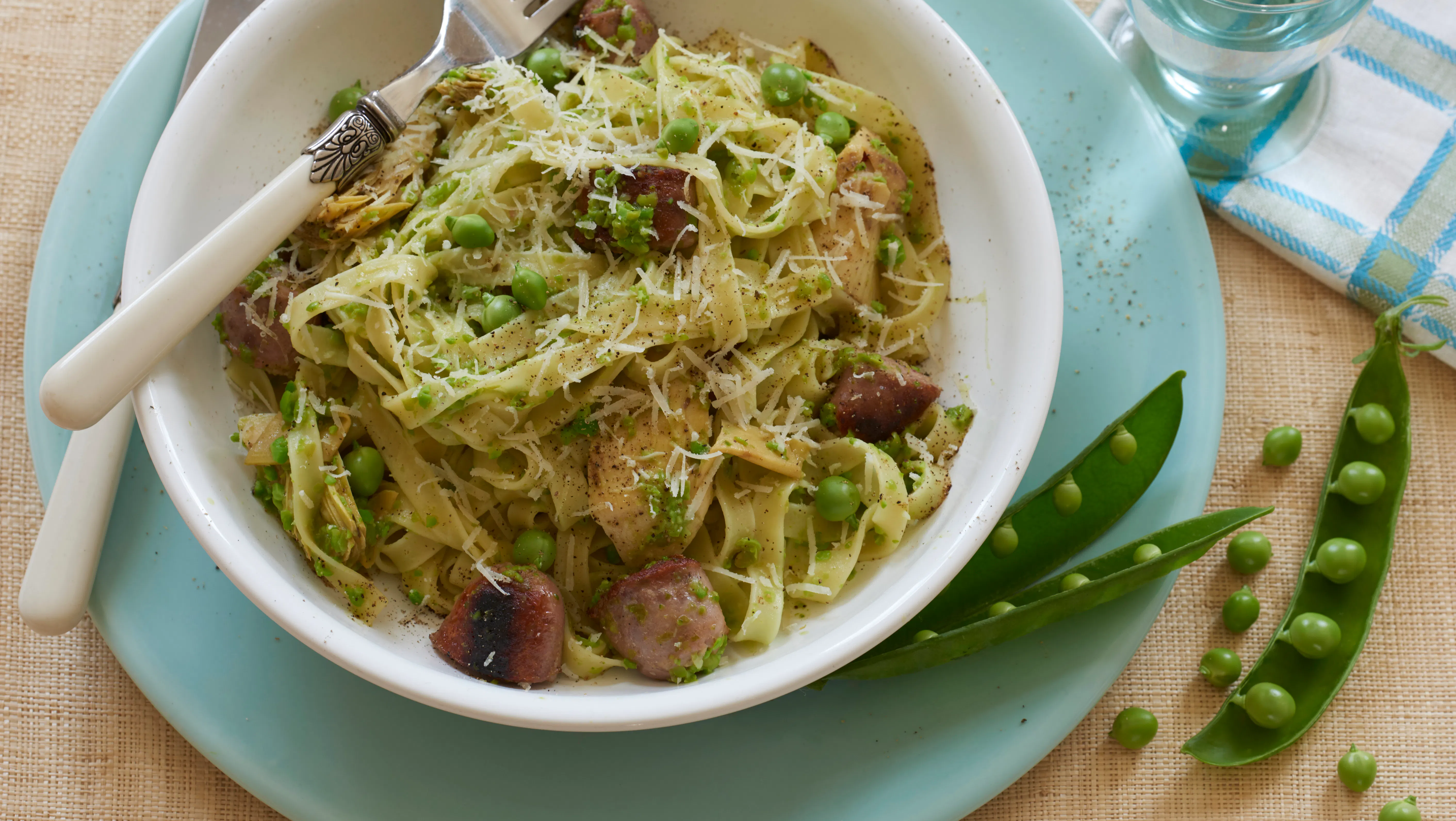 Pasta med små pølser og ærter | Familie Journal