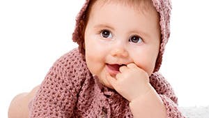 Hæklet babytøj: Baby i hæklet jakke og kyse