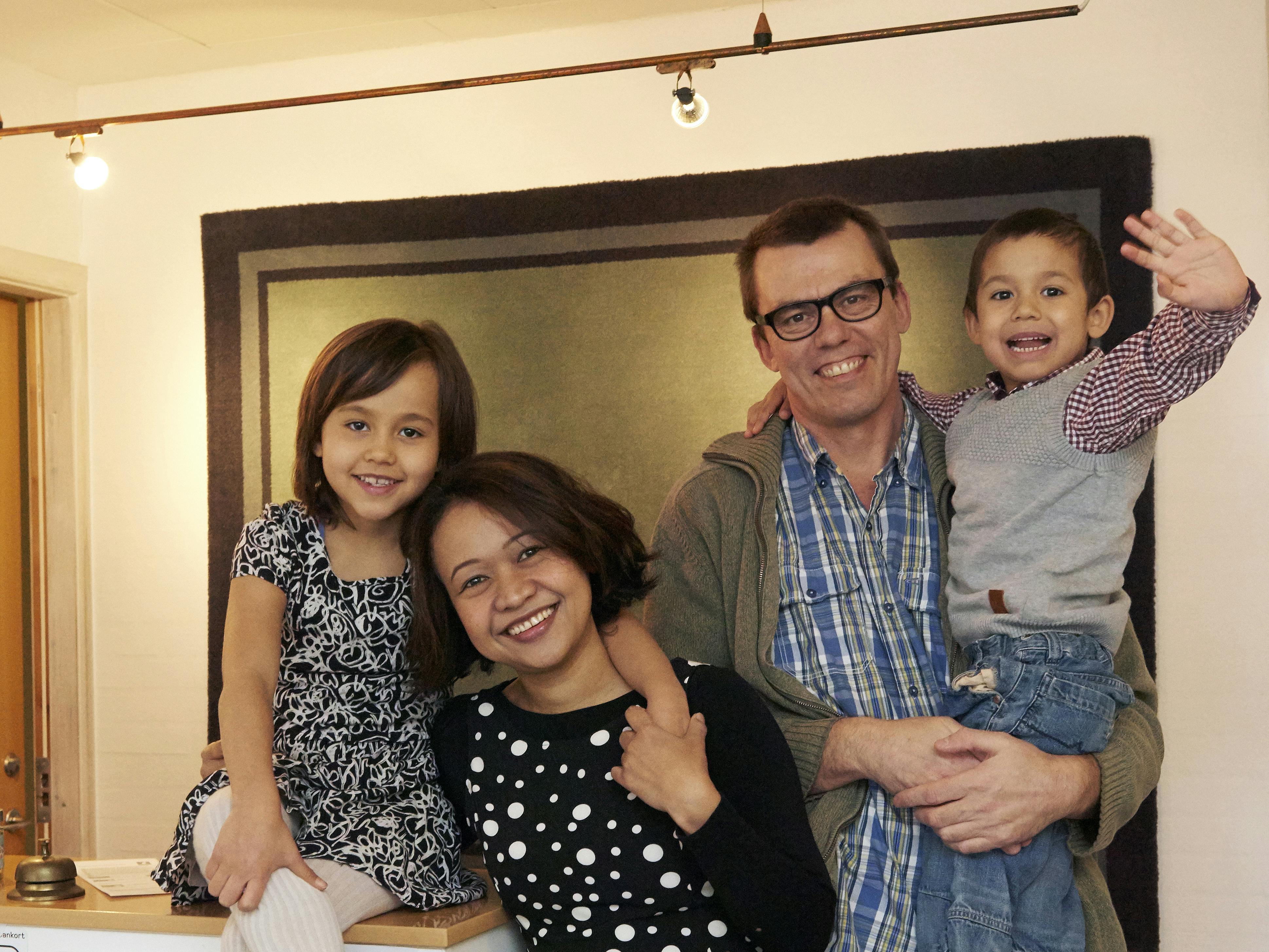 Kaare og Ying Jessen og deres børn Freja og Bue er værtsfamilien bag Motel Højer i Sønderjylland, som Kaare og Ying overtog den 1. januar 2016.