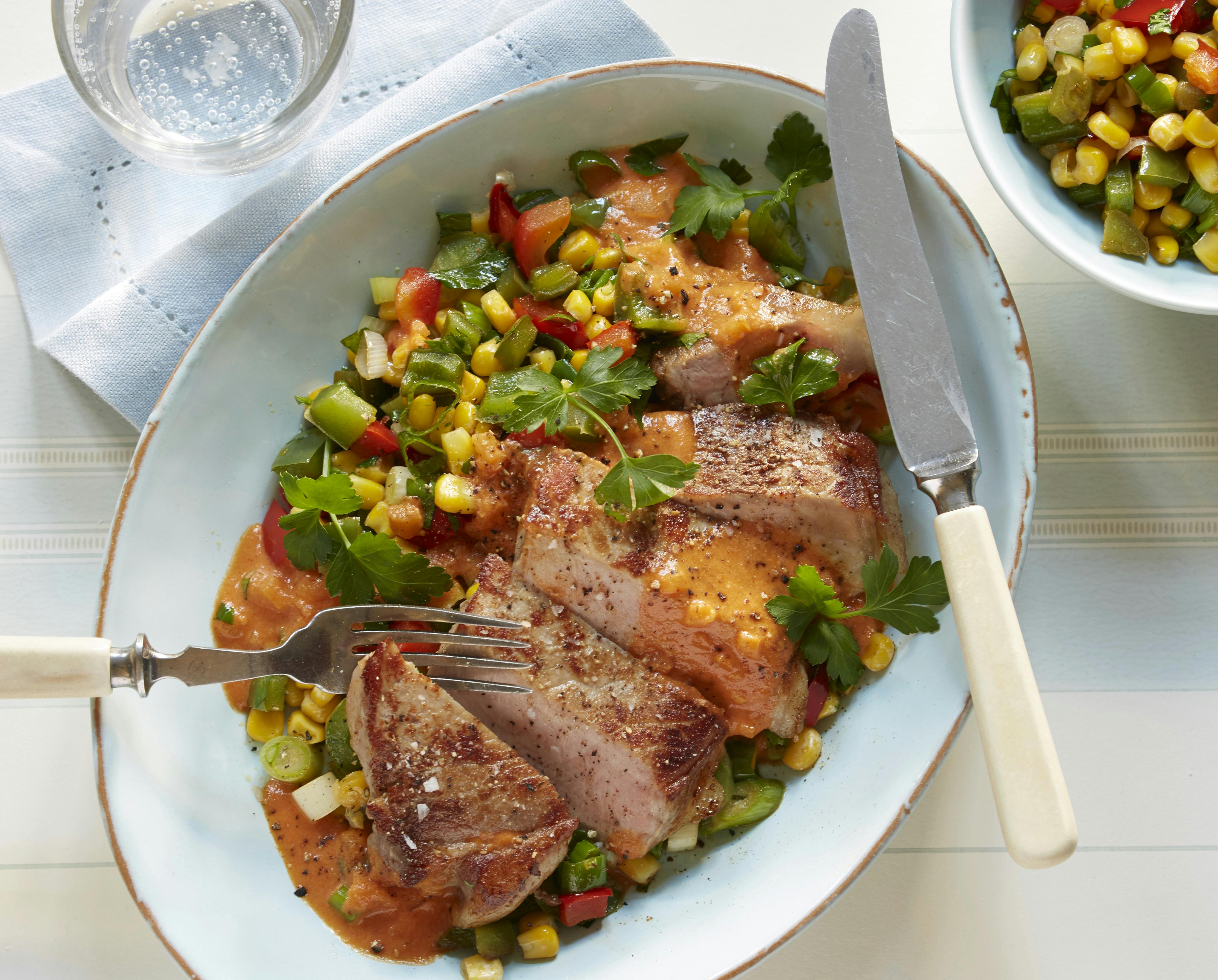 Koteletter med paprikasauce og lun salat | Familie Journal