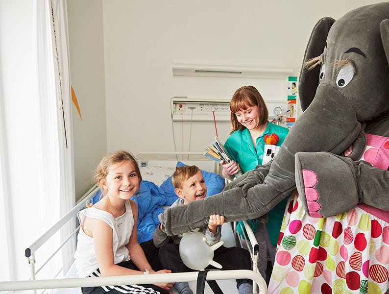 Frivillig på børneafdelingen: Elefanten Ellie spreder glæde hos de små patienter