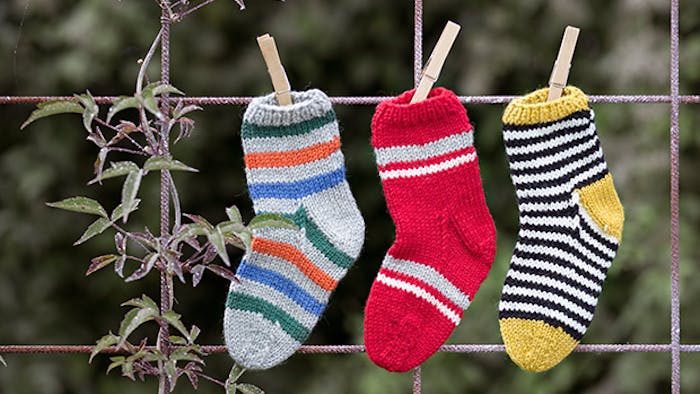 Governable Hick Lav en seng Strikkeopskrift på sokker til de små | Familie Journal