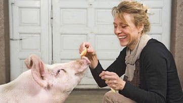  Charlotte Fich med grisen Taiko, Foto: Flemming Nielsen