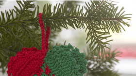 Hæklede grønne og røde julehjerter 