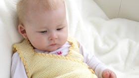 Være lokal laver mad Gratis stirkkeopskrift på det sødeste babysæt | Babyvest og bukser strikket  i 100 % uld |Håndarbejde fra Familie Journal