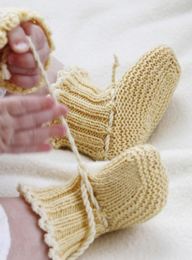 strikkeopskrifter | Strikkede babytøfler i retstrik i blødt lækkert uld | Superfin babystrik og bløde bamser Håndarbejde