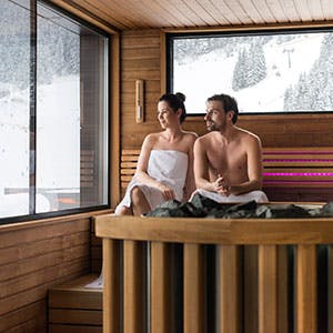 To mennesker i wellness sauna